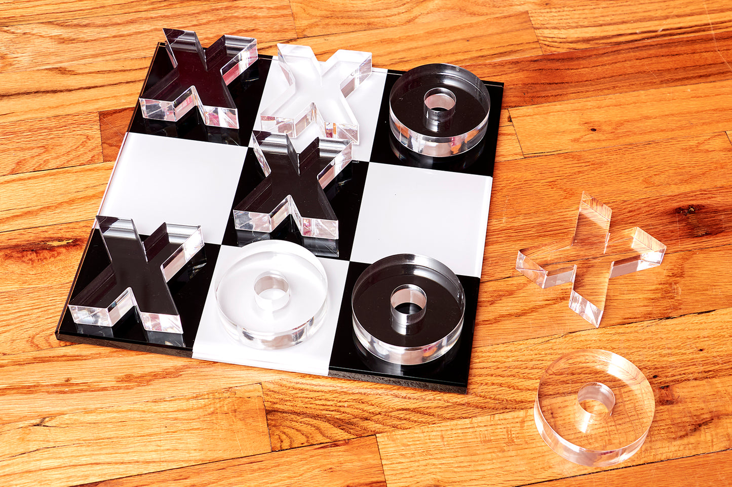 TIC TAC TOE - BLACK + WHITE WITH THICK X/O PIECES